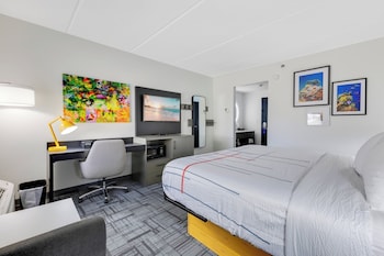 Biancheria da letto di alta qualità, una scrivania, tende oscuranti