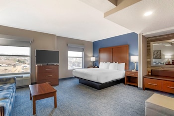 Suite, para no fumadores (2 Queen Beds with Sofabed) | Escritorio, espacio para trabajar con laptop y cortinas blackout