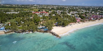 Plage à proximité, sable blanc, chaise longue, parasol