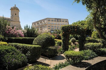 Alberca techada, alberca al aire libre y camas balinesas gratuitas