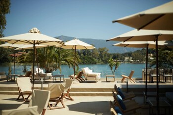 4 buitenzwembaden, parasols voor strand/zwembad