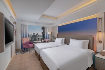 室外泳池；泳池傘、躺椅