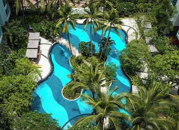 Piscina externa, funciona das 6h às 21h, guarda-sóis, espreguiçadeiras