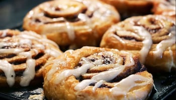 Peti besi dalam bilik, meja, ruang kerja komputer riba