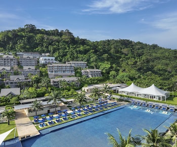 Outdoor pool, free pool cabanas, pool umbrellas