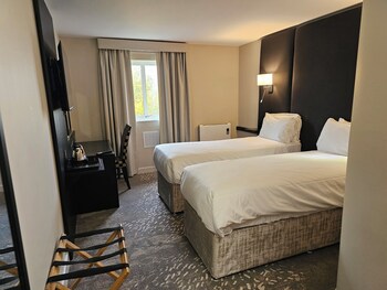 Desk, iron/ironing board (on request), WiFi (free), bed sheets