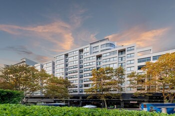 Piscine intérieure, accès possible de 6 h à 22 h, chaises longues
