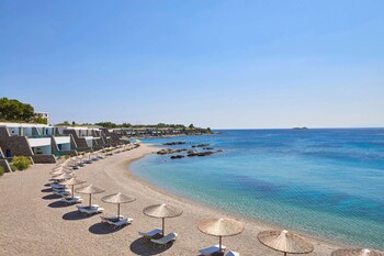 5 من المطاعم، حيث تُقدم وجبات الإفطار، الغداء، العشاء، السوشي