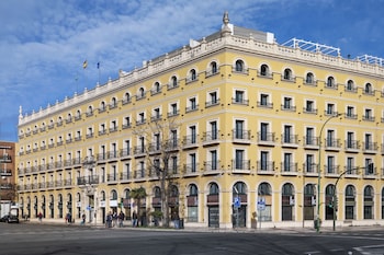 Se ofrece un desayuno bufé todos los días (13 EUR por persona)