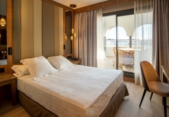 Lunch and dinner served, Mediterranean cuisine