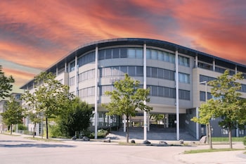 Breakfast, lunch, dinner served; international cuisine, alfresco dining