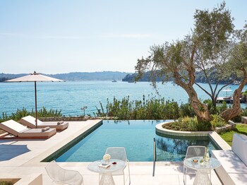 Piscine extérieure (ouverte en saison), parasols de plage