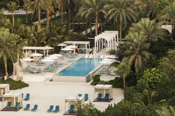 4 piscines extérieures, cabanons gratuits, parasols de plage