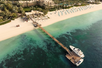 4 outdoor pools, free cabanas, pool umbrellas
