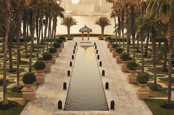 4 outdoor pools, free pool cabanas, pool umbrellas