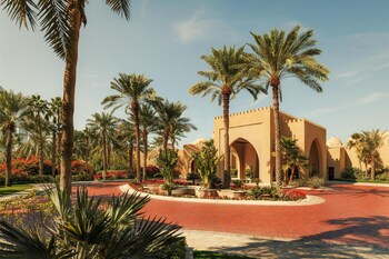 4 outdoor pools, free pool cabanas, pool umbrellas