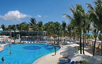 4 outdoor pools, pool umbrellas, sun loungers