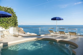 Piscine extérieure en saison