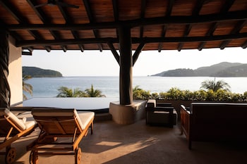 En la playa, camastros y toallas de playa