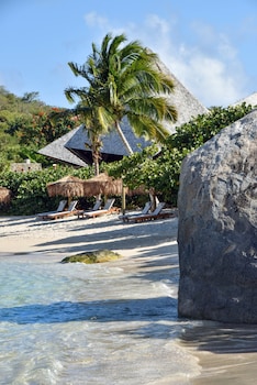 Un complexe hôtelier doté d’une piscine, d’une plage et d’une structure en forme de pyramide.