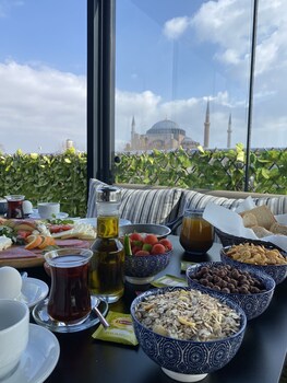 Frukostbuffé varje dag (EUR 20 per person)