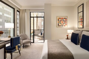 Rom – deluxe, 1 queensize-seng, terrasse | Dundyner, safe på rommet, skrivebord og skrivebord for bærbar PC