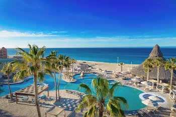 3 piscines extérieures, parasols de plage, chaises longues