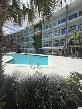 3 outdoor pools, a heated pool, free cabanas, pool umbrellas