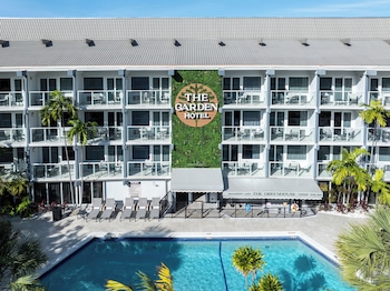 3 albercas al aire libre y alberca climatizada