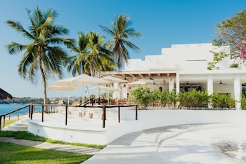 3 outdoor pools, open 8:00 AM to 8:00 PM, lifeguards on site