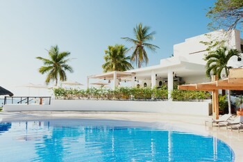 3 outdoor pools, open 8:00 AM to 8:00 PM, lifeguards on site