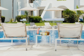 3 albercas al aire libre y salvavidas en la propiedad