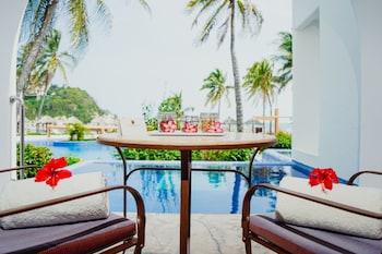 3 outdoor pools, open 8:00 AM to 8:00 PM, lifeguards on site
