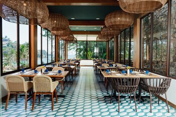 3 albercas al aire libre y salvavidas en la propiedad