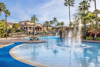 5 piscinas externas, barracas de cortesia, guarda-sóis
