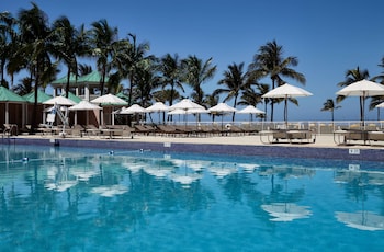 Piscine extérieure, tentes de plage, chaises longues