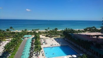 Outdoor pool, pool cabanas (surcharge), pool loungers