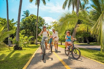 4 piscines extérieures, chaises longues