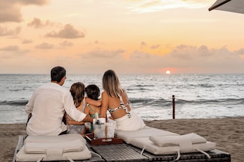 4 outdoor pools, sun loungers