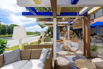 Breakfast and dinner served, Italian cuisine