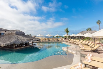 2 piscines extérieures, parasols, chaises longues