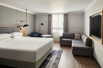 供应早餐、午餐和晚餐，本地与国际菜