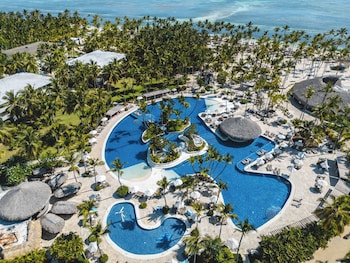 Una piscina al aire libre, sombrillas, tumbonas