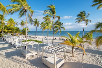 Plage privée, sable blanc, chaises longues, parasols