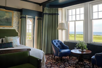 Indoor pool, sun loungers