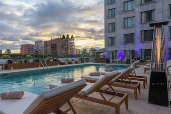 4 restaurants, breakfast, lunch, dinner served; international cuisine