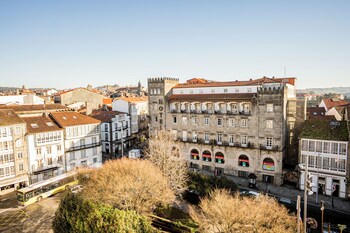 Un bâtiment historique doté d’une tour imposante et de nombreux balcons.