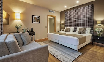 Studio Suite | Premium bedding, in-room safe, desk, blackout drapes