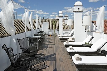 Una piscina al aire libre (de 10:00 a 20:00), sombrillas, tumbonas