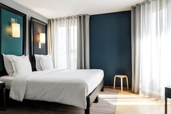 Combined shower/tub, free toiletries, hair dryer, slippers